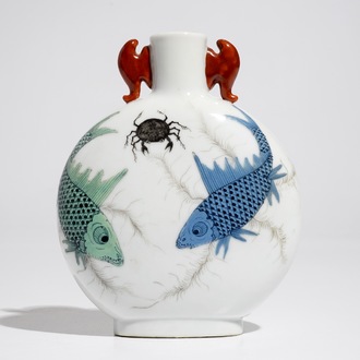 Une bouteille en porcelaine de Chine à décor de poissons, 20ème