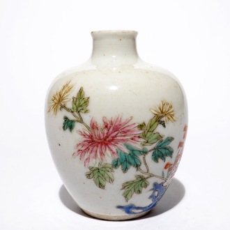 Une tabatière en porcelaine de Chine famille rose, marque de Qianlong, 19/20ème