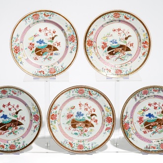 Cinq assiettes en porcelaine de Chine famille rose à décor floral, Qianlong