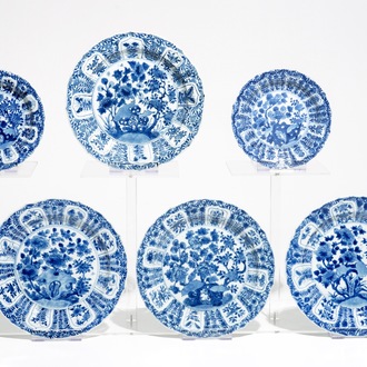 Quatre assiettes et deux coupes en porcelaine de Chine bleu et blanc, Kangxi