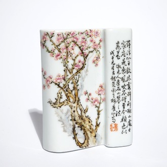 Un repose-poignet en porcelaine de Chine famille rose avec calligraphie, 20ème