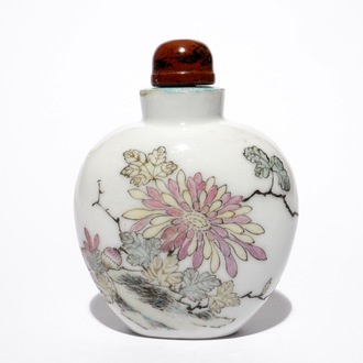 Une tabatière en porcelaine de Chine qianjiang cai à décor floral, 19/20ème