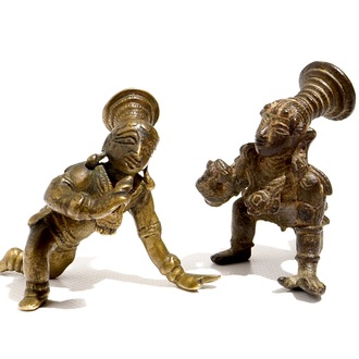 Twee kleine bronzen figuren van “Bala Krishna”, India, 17e en 19e eeuw