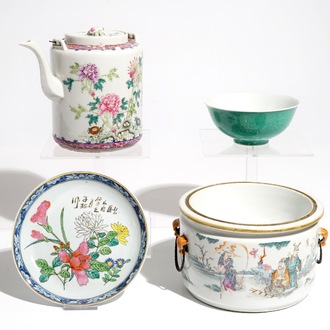 Four various Chinese famille rose and monochrome wares, 19/20th C.