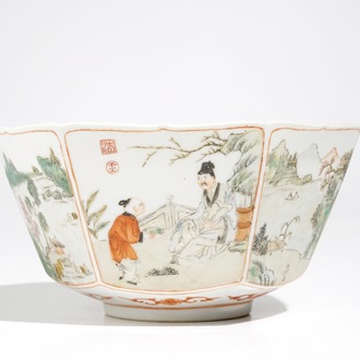 Un bol hexagonale en porcelaine de Chine famille rose, marque de Jiaqing, 19/20ème