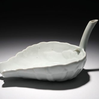 Une coupe en forme de feuille de lotus en porcelaine blanc de Chine, 19/20ème