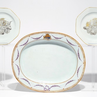 Une paire d'assiettes octagonaux et une grand plat ovale en porcelaine de Chine armoirié, Qianlong