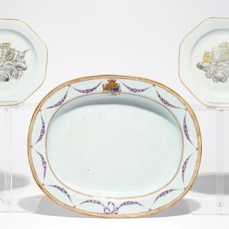Une paire d'assiettes octagonaux et une grand plat ovale en porcelaine de Chine armoirié, Qianlong