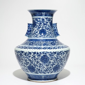 Un vase de forme hu en porcelaine de Chine bleu et blanc, marque de Qianlong, 19ème