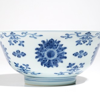 Un bol en porcelaine de Chine bleu et blanc aux lotus, marque et époque de Qianlong