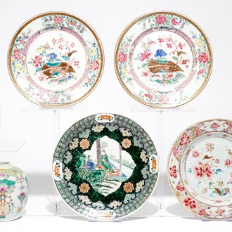 Four Chinese famille rose and verte plates and two vases, Qianlong, 19th and 20th C.