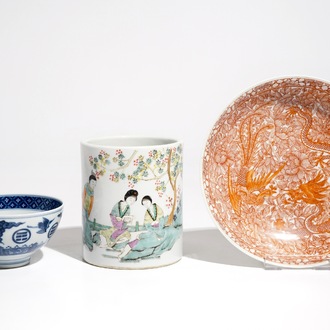 Un bol en porcelaine de Chine bleu et blanc, une assiette en rouge de fer et un porte-pinceaux en qianjiang cai, 19/20ème