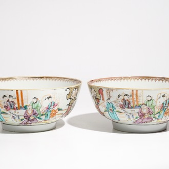 Une paire de grands bols en porcelaine de Chine famille rose à décor mandarin, Qianlong