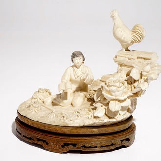 Un groupe d'une fille et un coq en ivoire sculpté sur socle en bois, 2ème quart du 20ème
