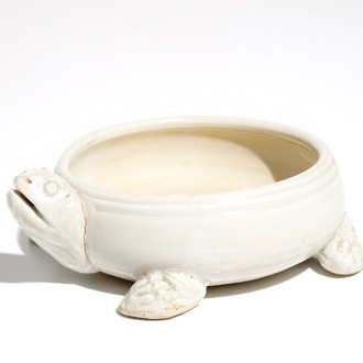 Une pierre à encre en porcelaine de Chine couleur crème en forme de tortue, Yuan/Song ou postérieur