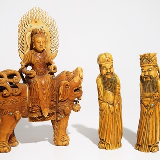 Un modèle de Guanyin sur lion bouddhiste et deux sages en ivoire sculpté, Chine, 19ème