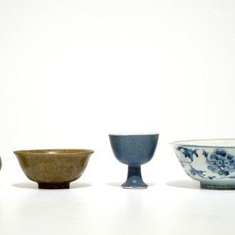Un lot en porcelaine de Chine monochrome et bleu et blanc, Song et postérieur
