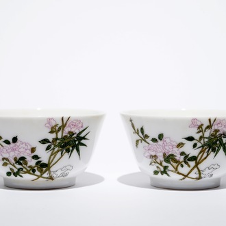 Une paire de tasses en porcelaine de Chine famille rose à décor floral, 19/20ème