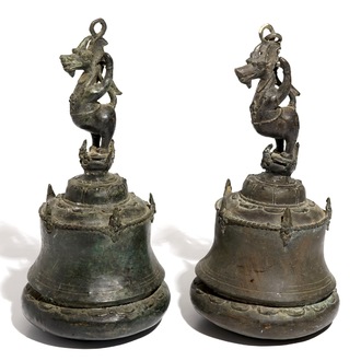 Une paire de cloches de temple en bronze, Inde ou Népal, 19ème
