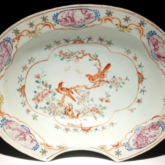 Un plat à barbe en porcelaine de Chine famille rose, Qianlong