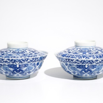 Une paire de bols couverts aux dragons en porcelaine de Chine bleu et blanc, 19ème