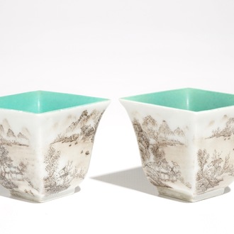 Une paire de tasses de forme carrée en porcelaine de Chine aux paysages, marque de Jiaqing, 19/20ème