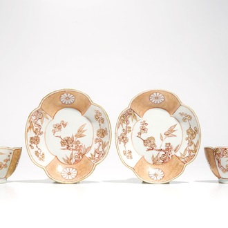Une paire de tasses et soucoupes en porcelaine de Chine à décor lait et sang, Kangxi