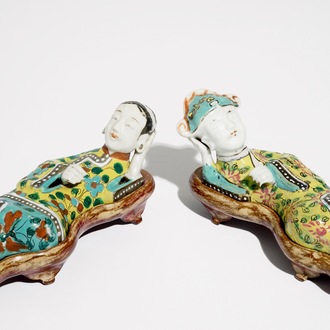 Une paire de vases à suspendre en forme de figures en porcelaine de Chine famille rose, début du 19ème