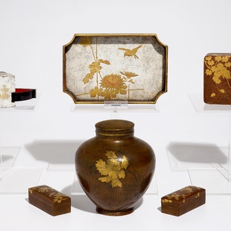 Une collection d'objets en laque et bronze doré, Japon, époques Meiji/Taisho, 19/20ème