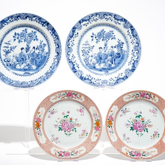 Une paire de plats en porcelaine de Chine bleu et blanc et une paire d'assiettes famille rose, Qianlong