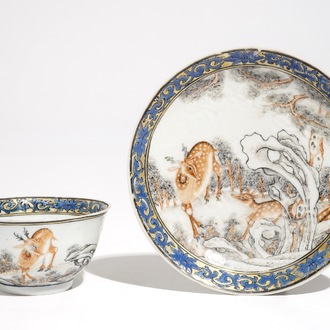 Une tasse et soucoupe en porcelaine de Chine anhua à décor polychrome de cerfs, Yongzheng