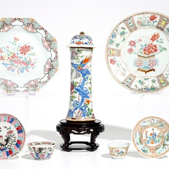 Deux assiettes, deux tasses et soucoupes et un vase en porcelaine de Chine famille rose, Yongzheng/Qianlong