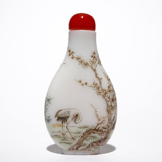 Une tabatière en verre à décor de grues, Chine, marque de Qianlong, 19/20ème