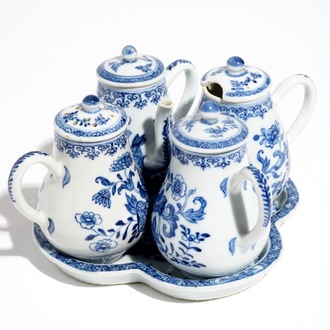 Un ensemble à épices sur présentoir en porcelaine de Chine bleu et blanc, Qianlong