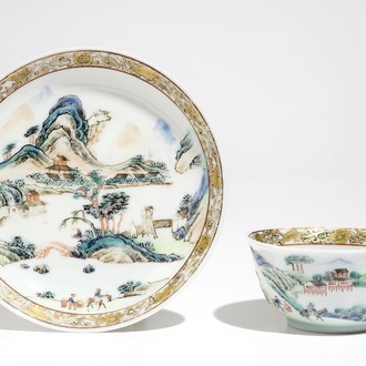 Une tasse et soucoupe en porcelaine de Chine famille rose à décor d'un paysage, Yongzheng