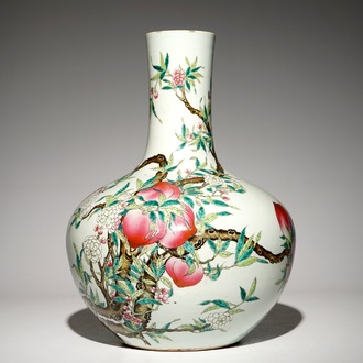 Un vase de forme tianqiu ping en porcelaine de Chine famille rose à décor de "Neuf pêches", marque de Guangxu, 19/20ème