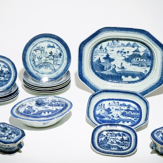 Un service de 18 pièces en porcelaine de Chine bleu et blanc à décor de paysages, début du 19ème