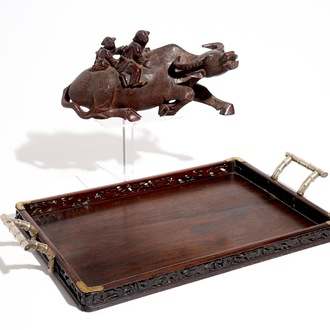 Un modèle d'un buffle en bois sculpté et un plateau en bois aux anses en argent, Chine, 19ème