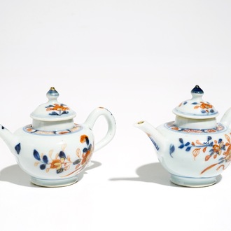 Une paire de théières couvertes miniatures en porcelaine de Chine de style Imari, Kangxi