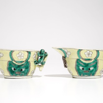 Een paar Chinese verte biscuit libation cups, 18/19e eeuw
