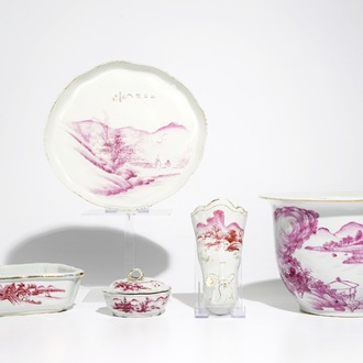 Cinq pièces en porcelaine de Chine à décor en fuchsia d'un ensemble, début du 20ème