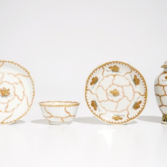 Une boîte à thé, une tasse et deux soucoupes en porcelaine de Chine à décor doré, Yongzheng/Qianlong