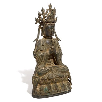 Een Chinese vergulde bronzen figuur van Guanyin met inscriptie en datering, Ming