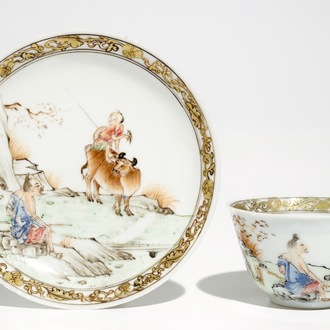 Une tasse et soucoupe en porcelaine de Chine famille rose à décor raffiné de figures, Yongzheng