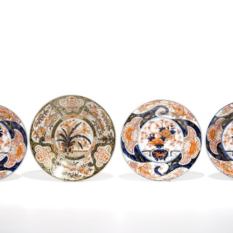 Vier Japanse Imari schotels met floraal decor, Edo, 18e eeuw