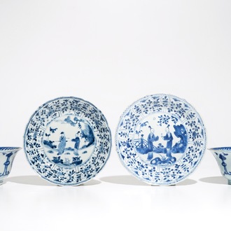 Une paire de bols aux dragons et une paire d'assiettes aux Longues Dames en porcelaine de Chine bleu et blanc, Kangxi