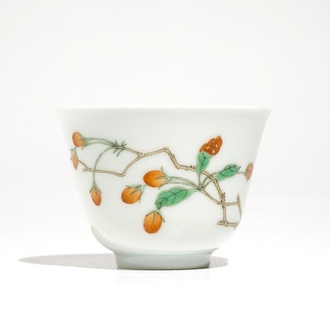 Une tasse en porcelaine de Chine famille verte aux branches de goji, marque de Kangxi, 19/20ème