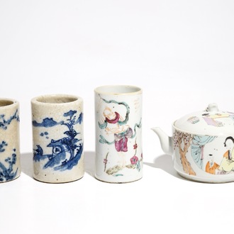 Een Chinese qianjiang cai theepot en drie blauwwitte en famille rose penselenbekers, 19/20e eeuw