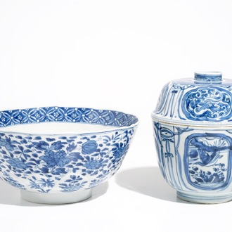 Un bol couvert en porcelaine de Chine de type kraak, Wanli, et un bol à décor floral, Kangxi