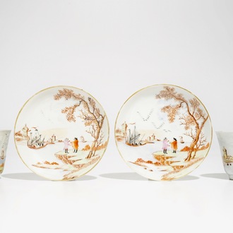 Een paar Chinese Meissen-stijl koppen en schotels met een havenscène, Qianlong